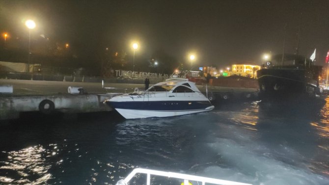 Haliç önlerinde sürüklenen tekne kurtarıldı