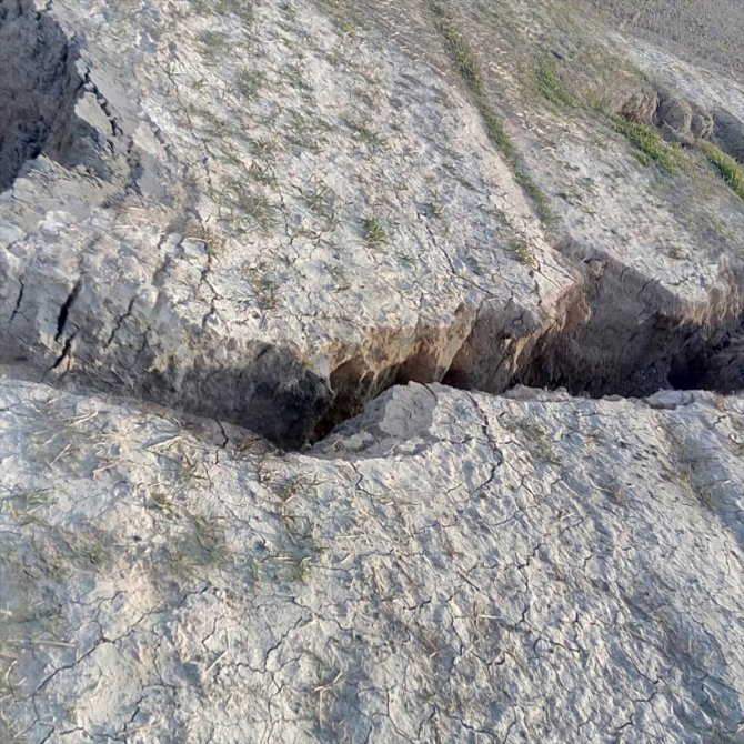 Konya Ovası'nda son dönemde sıkça görülen yüzey yarıkları Aksaray'da da oluştu!