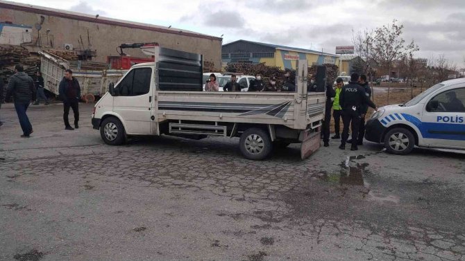 Konya'da kovalamacada polis aracına çarpan şüpheli aracı bozulunca yakalandı