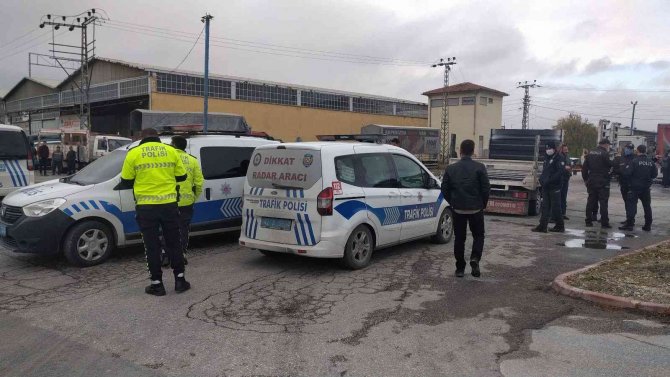 Konya'da kovalamacada polis aracına çarpan şüpheli aracı bozulunca yakalandı