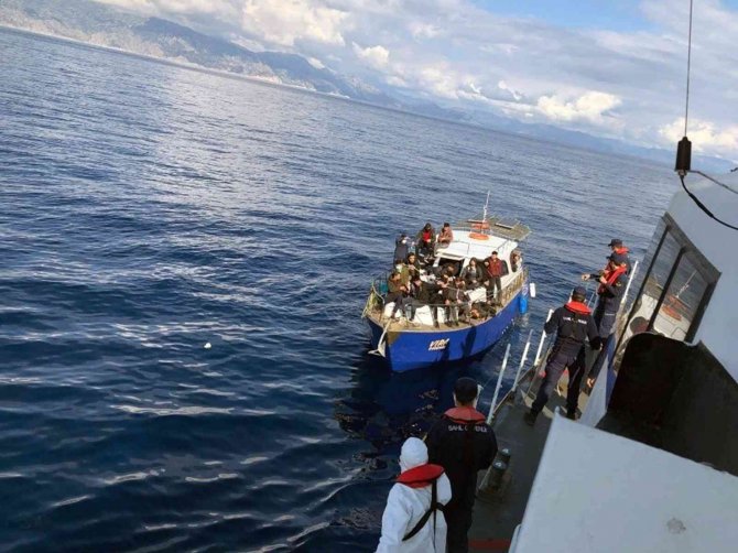 Yunanlılar göçmenleri özel tekne ile geri gönderdi