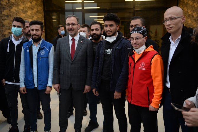 Gençlik ve Spor Bakanı Kasapoğlu, paralimpik milli yüzücü Sevilay Öztürk'ü ziyaret etti