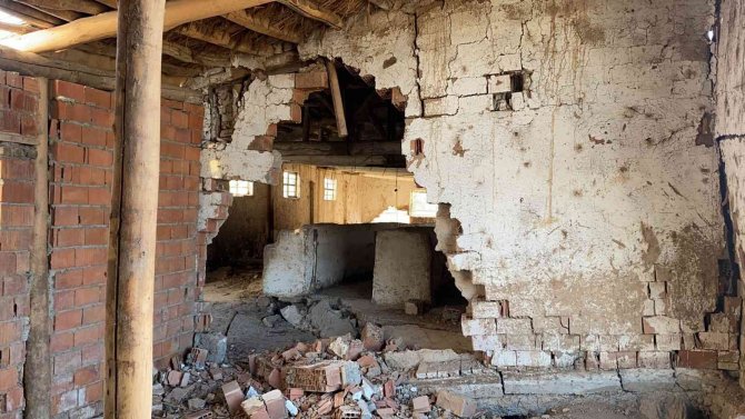 Yüzey deformasyonları ve topraklardaki yarıklar Konya depremi sonrası arttı
