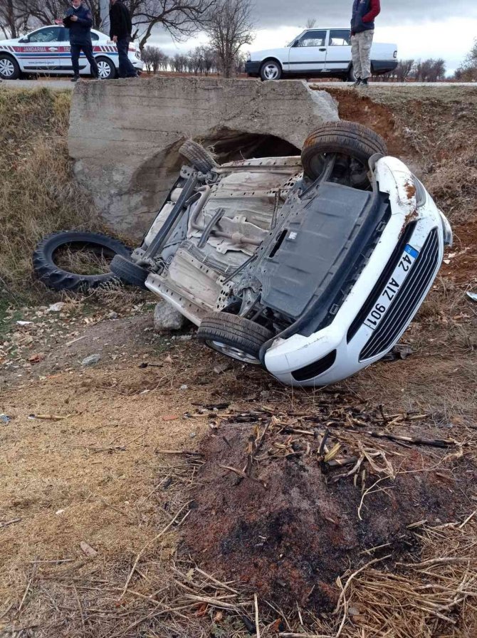 Konya’da kontrolden çıkan otomobil menfeze düştü: 2 yaralı