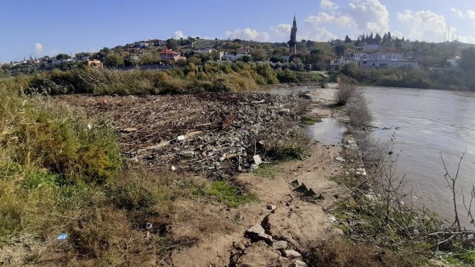 Biriken çöpler, tarihi köprüyü tehdit ediyor
