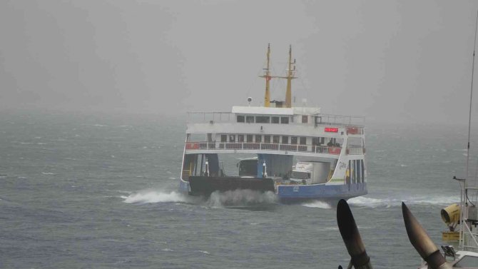 Çanakkale’de lodos şiddetini arttırdı: gemiler beşik gibi sallanıyor