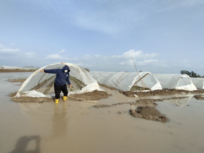Çiftçi su baskınları sonrası seralarına girdi, çamur sebebiyle yürümekte bile zorlandı