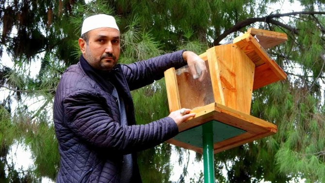 Hayvansever imam, cami bahçesine kuş yemliği yaptırdı