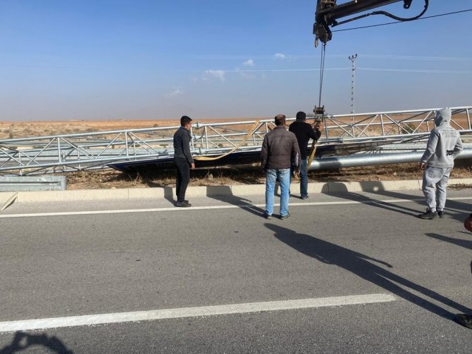 Karaman’da devrilen EDS levhası şehirlerarası yolu trafiğe kapattı