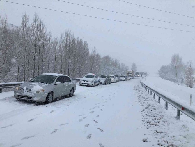Erzurum-Erzincan karayolunda yüzlerce araç mahsur kaldı