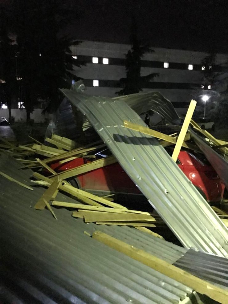 'Fırtına' bilançosu; acil servisin çatısı uçtu, araçlar hasar gördü