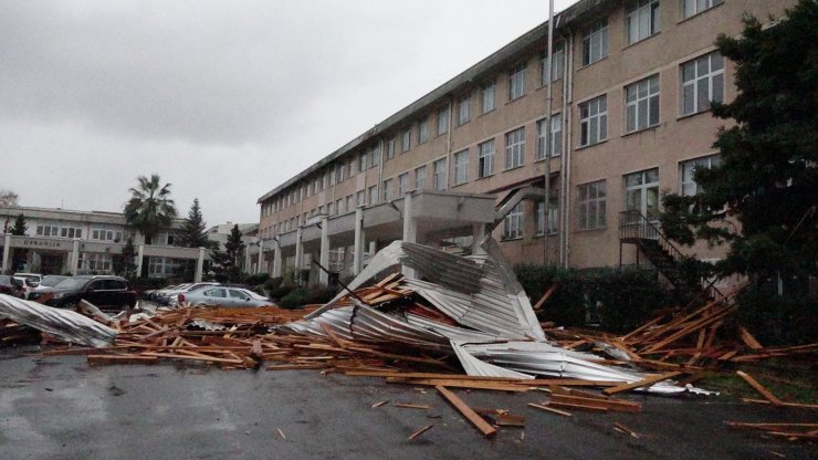'Fırtına' bilançosu; acil servisin çatısı uçtu, araçlar hasar gördü