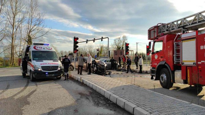 Sağlık çalışanının karıştığı kazada iki kişi yaralandı