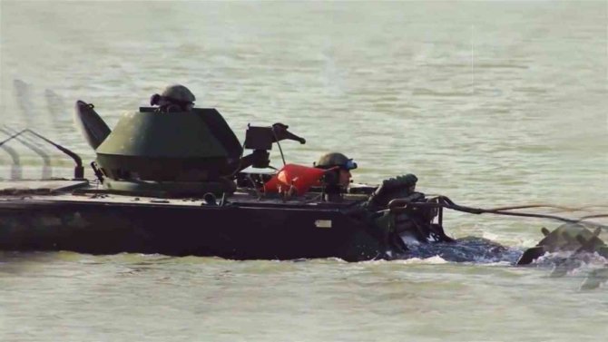 TSK’nın gösterisi nefes kesti: Askeri araçlar göletten yüzerek geçti