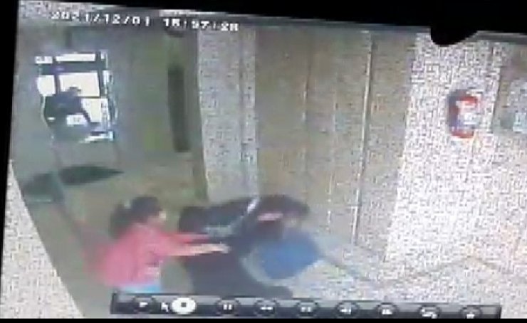 Komşusu, 6 yaşındaki kızının önünde dövdü; o anlar kamerada