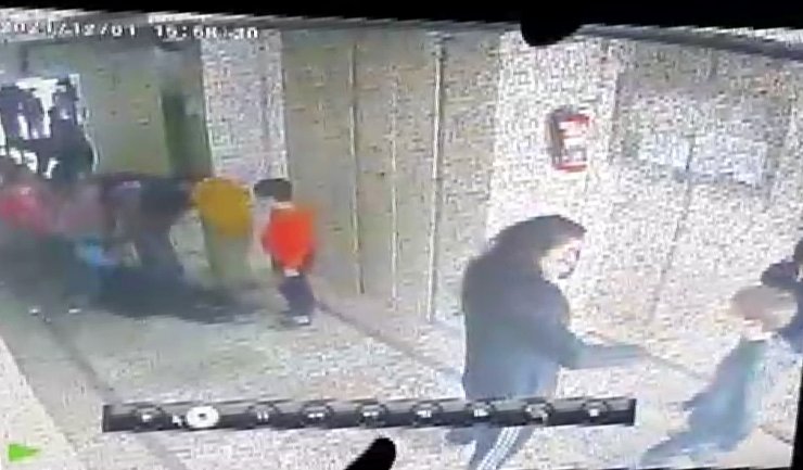 Komşusu, 6 yaşındaki kızının önünde dövdü; o anlar kamerada