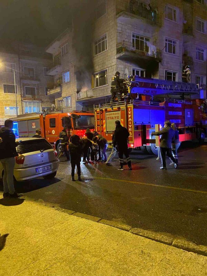 Apartmanda yangın paniği: Mahsur kalan vatandaşları itfaiye tahliye etti