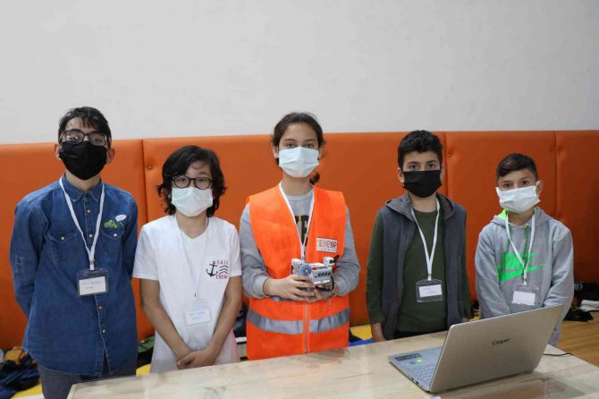 Ortaokul öğrencilerinin robotları bilim şenliğinde yarıştı
