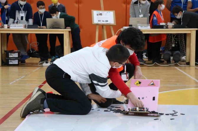 Ortaokul öğrencilerinin robotları bilim şenliğinde yarıştı