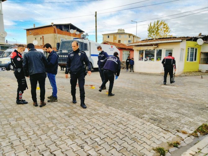 Kırklareli'nde cinayet şüphelilerinin binasına saldıran gruba polis müdahale etti