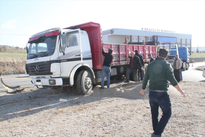 Konya'da kamyon traktörle çarpıştı 2 kişi yaralandı