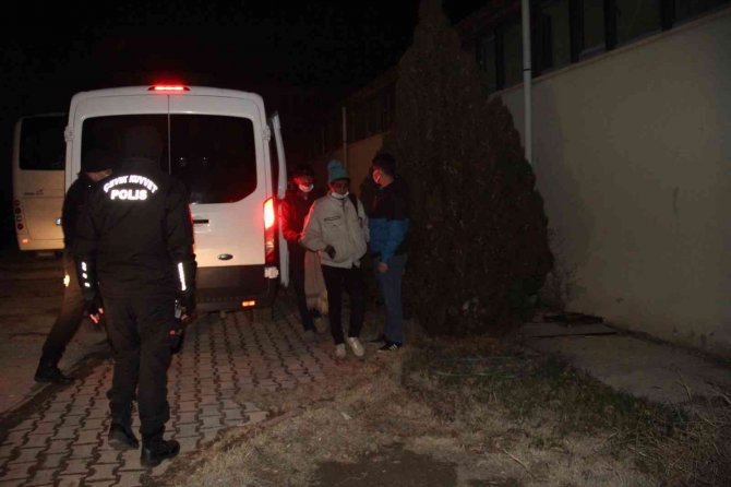 Erzincan’da 56 kaçak göçmen yakalandı
