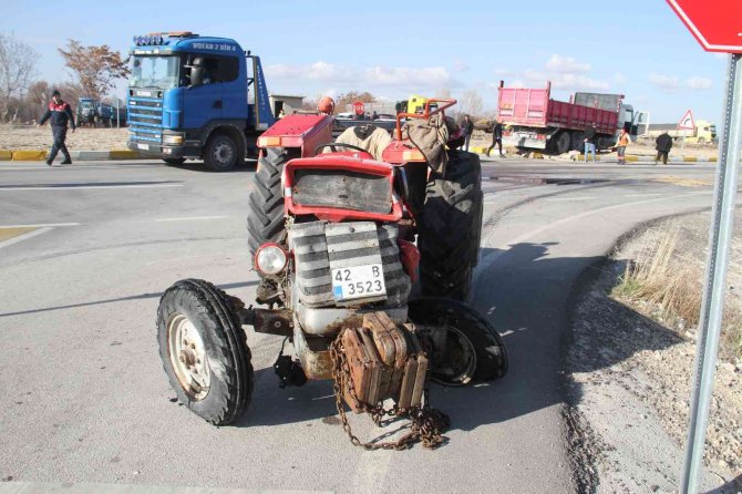 Konya’da kamyon traktörle çarpıştı: 2 yaralı