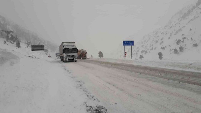 Antalya-Konya karayolunda kar kalınlığı 30 santime ulaştı