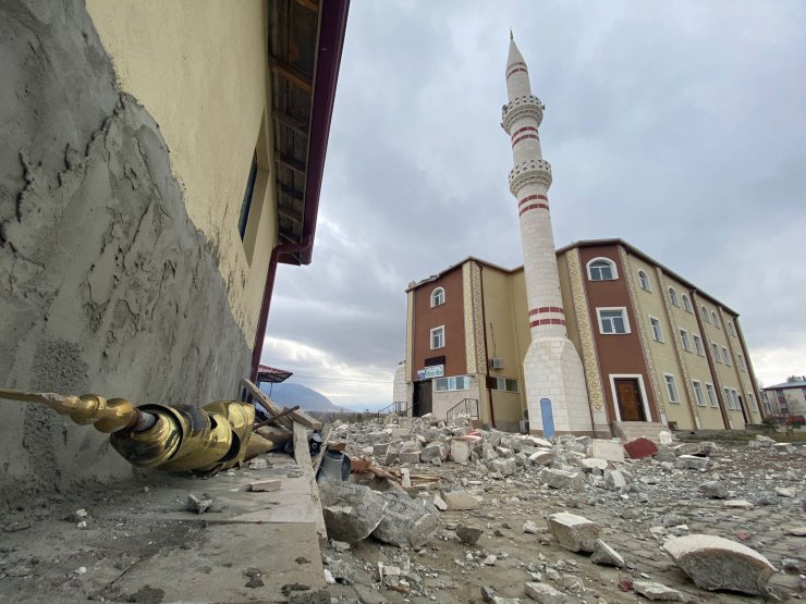 Kuvvetli rüzgarda caminin minaresi yıkıldı