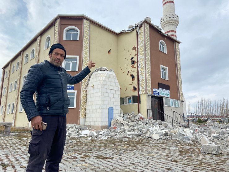 Kuvvetli rüzgarda caminin minaresi yıkıldı