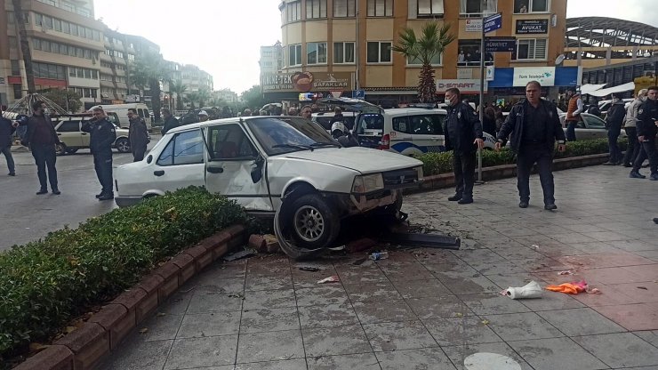Otomobilin çarptığı polis memuru ağır yaralandı