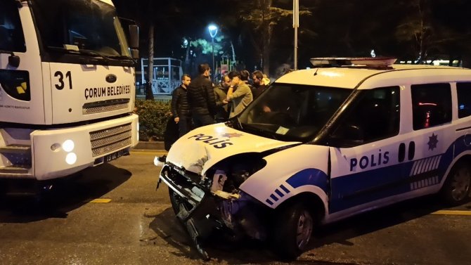 Kavga ihbarına giden polis otoları kaza yaptı