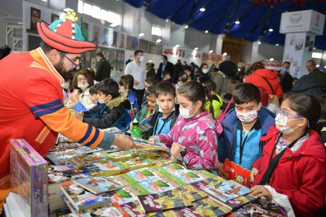 5. Kitap Fuarı kapılarını açtı