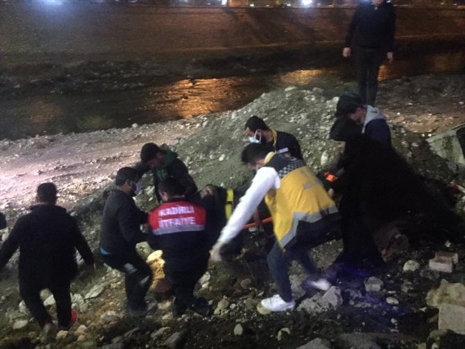 Osmaniye'de çaya devrilen minibüsteki 3 kişi yaralandı