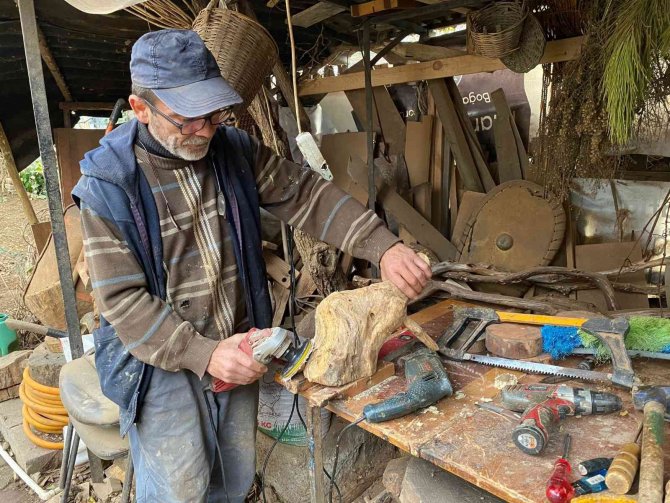 Pandemide işsiz kaldı, ormandan topladığı çürük ağaçlar ile ortaya sanat çıkardı