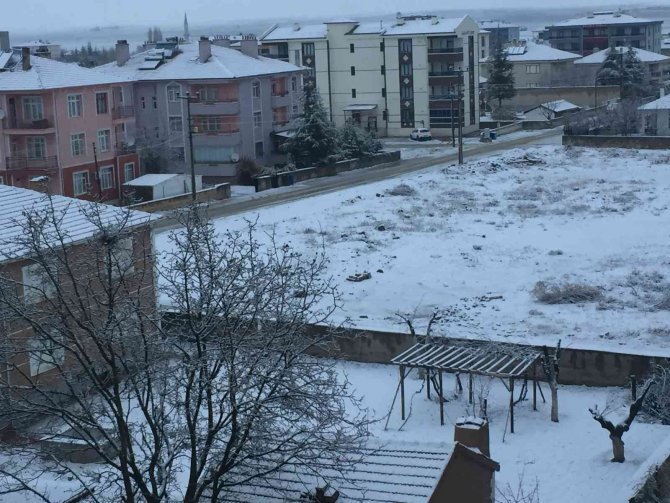 Konya'nın ilçesi güne karla uyandı