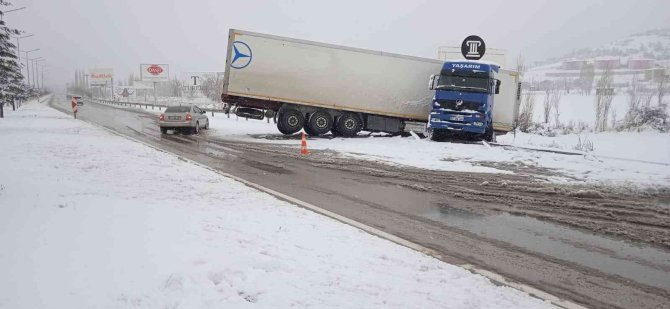 Afyonkarahisar’da kar yağışı etkili oldu