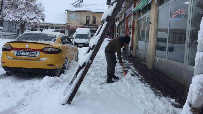 Karlıova’da kar kalınlığı 50 santime ulaştı, 30 köy yolu ulaşıma kapandı