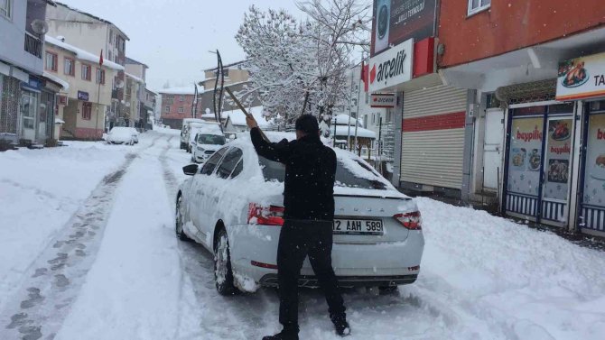 Karlıova’da kar kalınlığı 50 santime ulaştı, 30 köy yolu ulaşıma kapandı