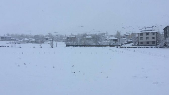 Karlıova’da kar kalınlığı 50 santime ulaştı, 30 köy yolu ulaşıma kapandı