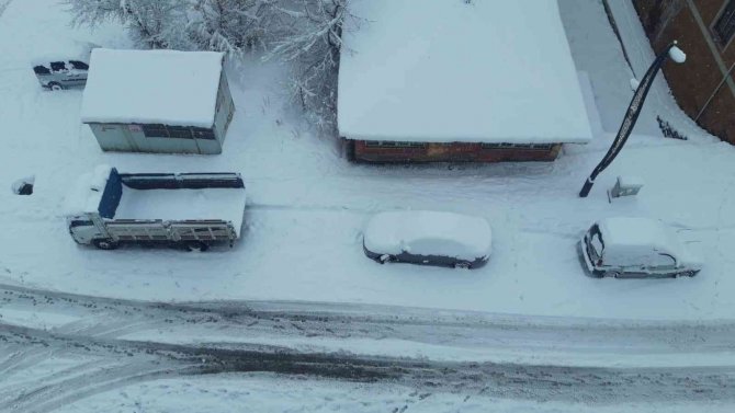 Karlıova’da kar kalınlığı 50 santime ulaştı, 30 köy yolu ulaşıma kapandı