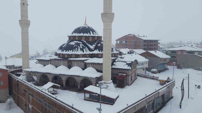 Karlıova’da kar kalınlığı 50 santime ulaştı, 30 köy yolu ulaşıma kapandı