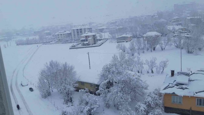 Karlıova’da kar kalınlığı 50 santime ulaştı, 30 köy yolu ulaşıma kapandı