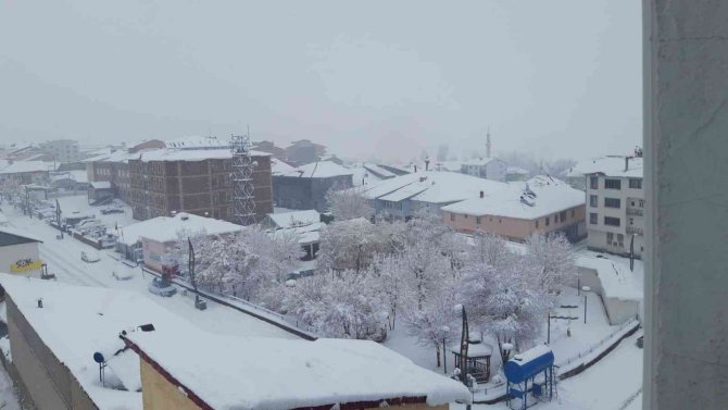 Karlıova’da kar kalınlığı 50 santime ulaştı, 30 köy yolu ulaşıma kapandı