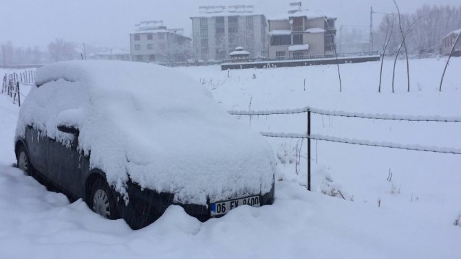 Karlıova’da kar kalınlığı 50 santime ulaştı, 30 köy yolu ulaşıma kapandı