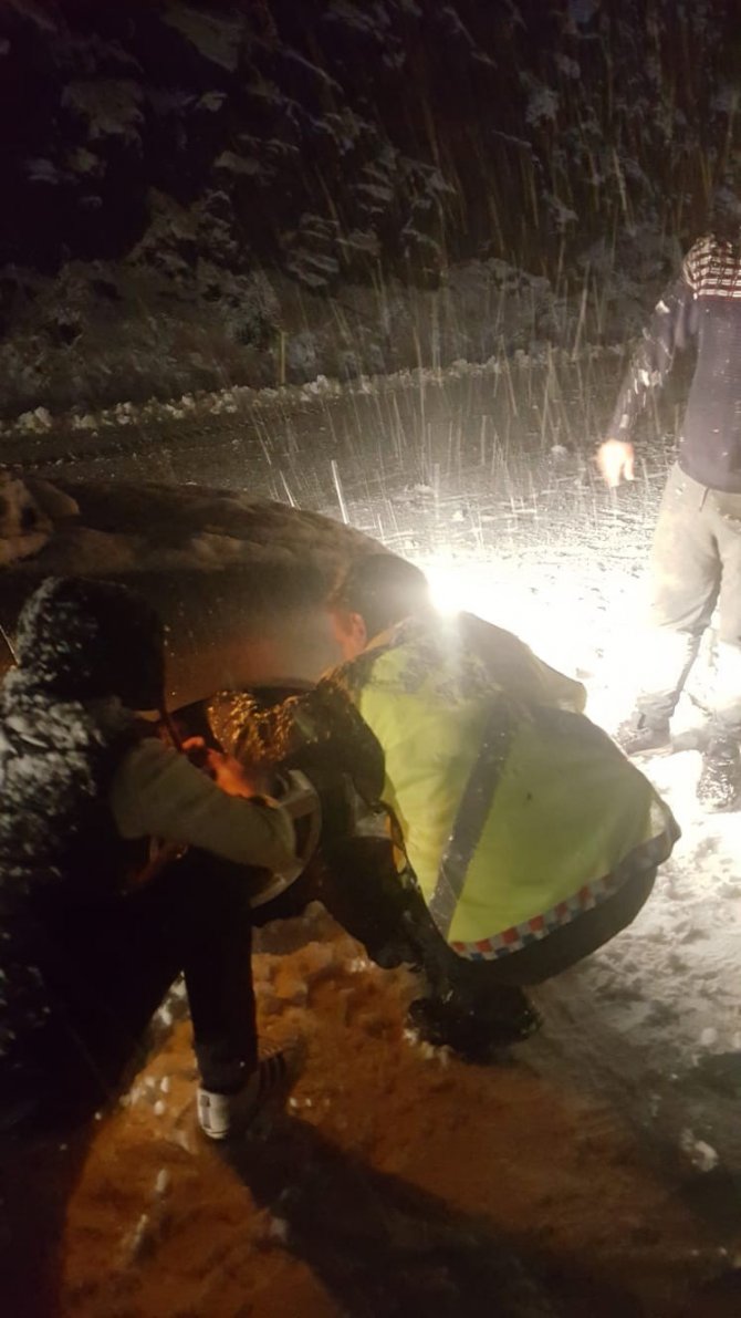 Konya yolunda karda mahsur kalan vatandaşlara jandarma yardımı