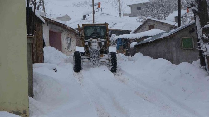 Muş’ta 63 köy yolu ulaşıma kapandı