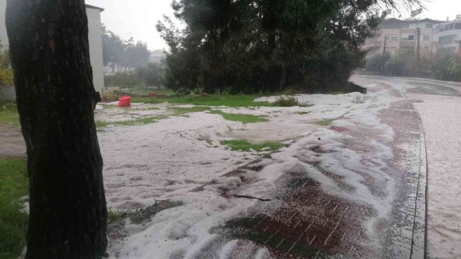 Yağan dolu Manavgat’ı beyaz örtüyle kapladı