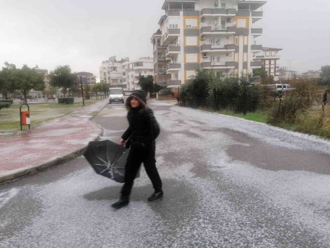 Yağan dolu Manavgat’ı beyaz örtüyle kapladı