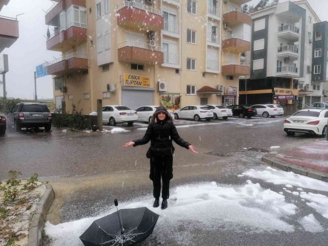 Yağan dolu Manavgat’ı beyaz örtüyle kapladı